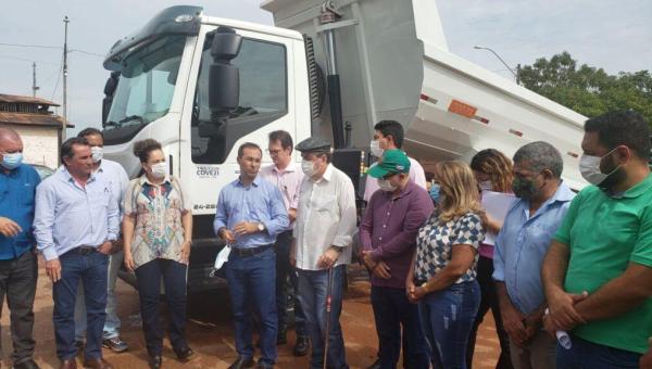 Prefeitura de Araguaína recebe caminhão de emenda de Célio Moura