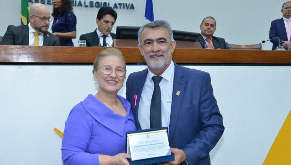 Presidente da Aleto homenageia servidora de carreira pelos 35 anos de dedicação à Casa de Leis