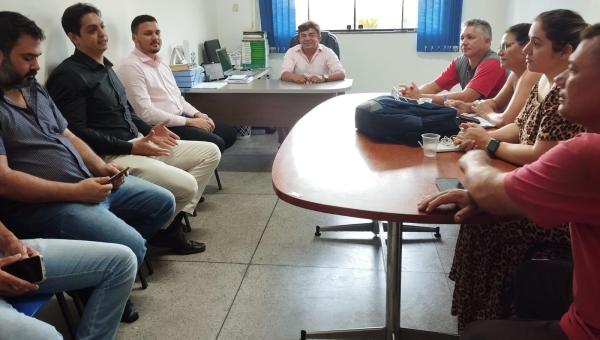 Presidente da Câmara de Colmeia, Vereador Baixinho da Tec Sat, se reúne com Banco Sicredi e anuncia super ação com unidade móvel do banco no município 