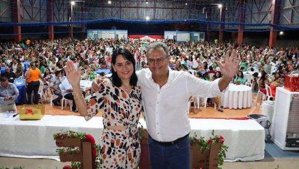 Primeira Dama de Ananás celebra o mês das mães em grande estilo

