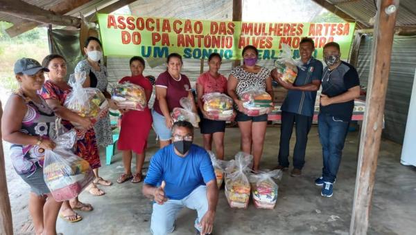 Primeira Dama de Ananás entrega cestas básicas para famílias de Assentamento Rural 