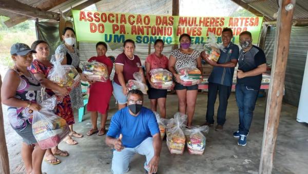 Primeira Dama de Ananás entrega cestas básicas para famílias de Assentamento Rural 