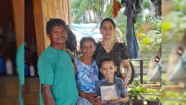 Primeira Dama de Ananás Glória Nepomoceno distribui panetones às famílias para celebrar a chegada do mês de Dezembro