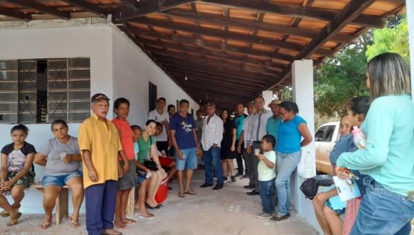 Primeira Dama de Ananás Glória Nepomoceno leva carinho e atenção aos moradores de Assentamento Rural