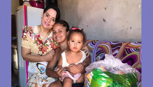 Primeira Dama de Ananás Glória Nepomoceno realiza visita à diversas famílias e entrega kits alimentícios 