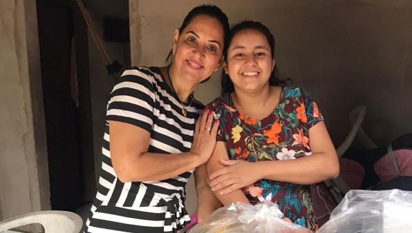 Primeira Dama de Ananás, Glória Nepomoceno, realiza visitas às famílias, ouve demandas da comunidade e entrega kist de alimentos às famílias na cidade