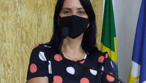 Primeira-dama e secretária da Mulher, Glória Nepomoceno, participa de reunião na Câmara Municipal de Ananás

