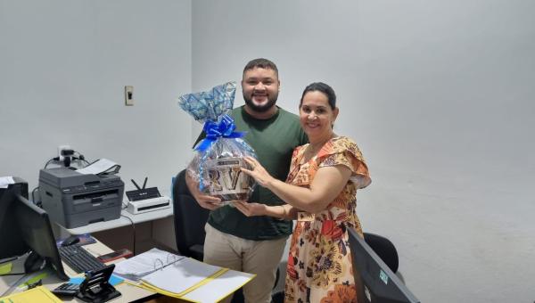 Primeira-dama Glória Nepomuceno celebra o aniversário dos servidores do mês de março com entrega de presentes e lembranças