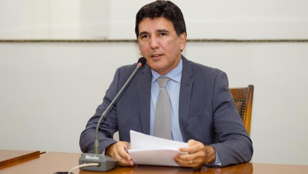 Professor Júnior Geo solicita audiências públicas para discutir saúde mental de estudantes e profissionais da educação e saúde