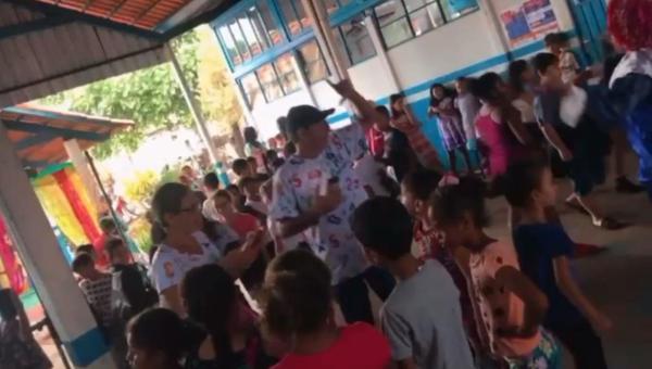 Professor usa espaço escolar para fazer manifestação política e revolta sociedade de Colméia 
