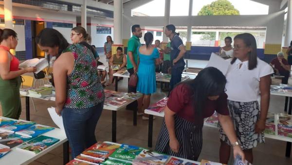 Professores de Ananás se reúnem para escolher os novos livros didáticos 