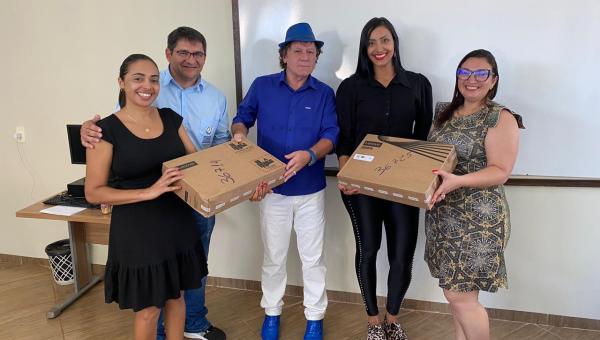 Professores de Colinas do Tocantins recebem notebooks da Prefeitura Municipal