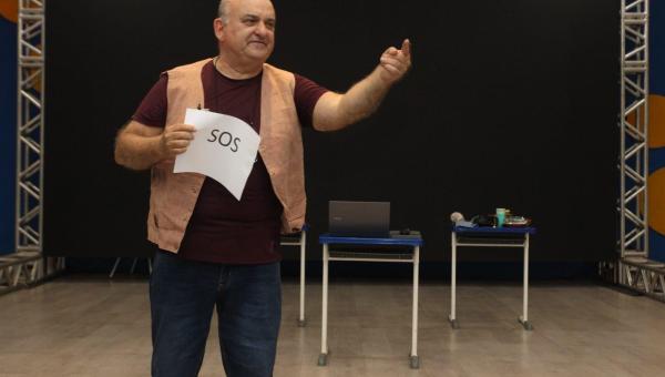 Professores participam de palestra com ator e escritor Vicentini Gomes
