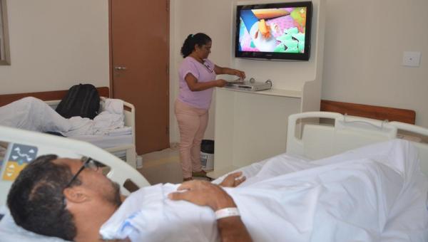 Projeto Cinema no AP melhora rotina de pacientes internados no HGP