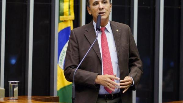 Projeto define prazo de três anos para o fim do uso de amálgama de mercúrio na odontologia .