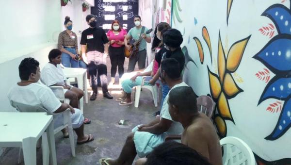 Projeto Escuta Através da Arte leva musicoterapia para pacientes da ala psiquiátrica do HRA