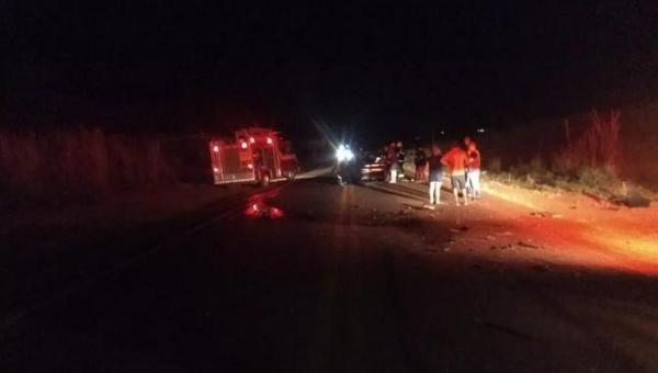 Quatro pessoas ficam feridas após carro bater em caminhão na TO-080