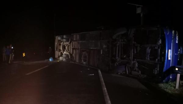 Quatro pessoas morrem e 40 ficam feridas após ônibus tombar na BR-153