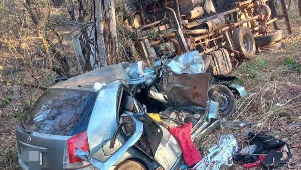 Quatro pessoas morrem em acidente entre carro e caminhão no Bico do Papagaio 