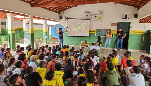 Reciclagem é tema de palestra a alunos da Escola Municipal Luzia Tavares