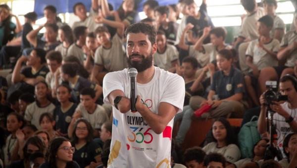 Recordista mundial paralímpico, Daniel Dias participa de projeto com jovens aprendizes no Tocantins