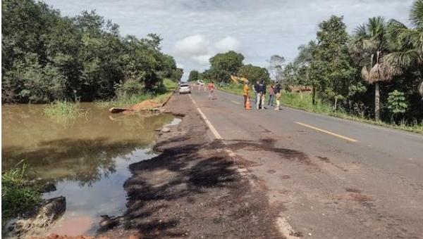 Reparo em trecho da rodovia que começou a desmoronar após chuvas, entre Darcinópolis e Wanderlândia, tem previsão de três dias de serviço
