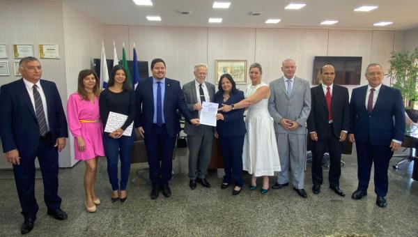Representando a Assembleia Legislativa, Valderez assina termo de cooperação técnica com TJTO