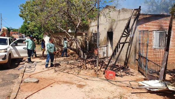 Residência fica totalmente destruída após botijão de gás explodir em Ananás 