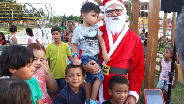 Prefeitura de Riachinho distribui presentes para crianças na celebração do Natal 