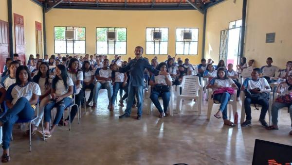 Roda de Conversa com o poeta Zacarias Martins movimenta o Colégio Estadual Batista de Tocantínia