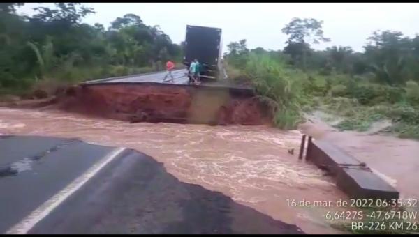 Rodovia rompe no Bico do Papagaio e uma pessoa morre