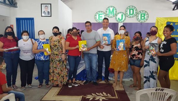 Secretaria Municipal de Educação entrega kits escolares à alunos de Ananás