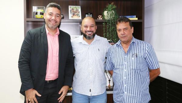 Secretário de Educação de Ananás, Professor Acleylton Costa, se reúne com o Deputado Fabion Gomes e o Secretário Executivo da Seduc Edinho Fernandes
