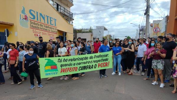 Servidores da Educação fazem paralização em Araguaína 