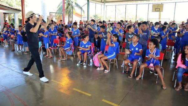 Show de humor de Vinícius Martins movimenta alunos da rede municipal de educação de Tocantínia