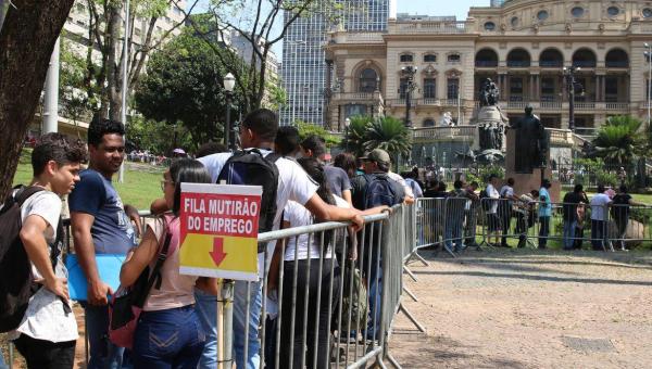 Taxa de desemprego de 8,5% é a menor para abril desde 2015, diz IBGE 