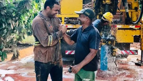 Prefeito Jackson Soares de Darcinópolis inicia construção de casa para moradora da cidade 