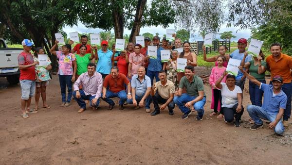 Títulos definitivos são entregues no Assentamento Grota de Laje em Xambioá
