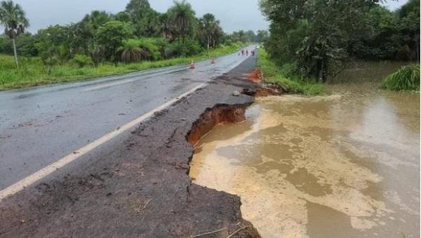 Acostamento desmorona com forte chuva entre Wanderlândia e Darcinópolis e trânsito na BR-226  é interrompido no Norte do Tocantins