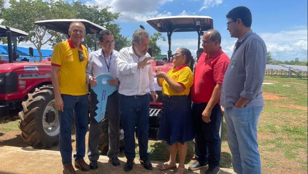 Tratores agrícolas destinados por Célio Moura são entregues para Associações e Entidades Sociais do Tocantins 