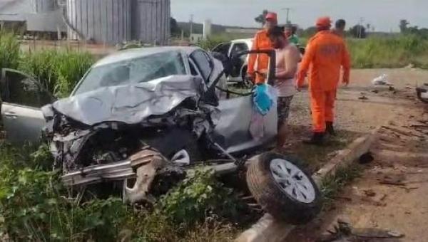 Uma pessoa morre e cinco ficam feridas em acidente envolvendo caminhão e três carros