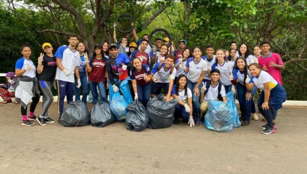 Unidade escolar deWanderlância envolve estudantes em projeto de limpeza de rio e plantio de mudaspara reposição da mata ciliar