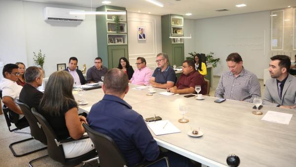 Valorização dos servidores da Educação é pauta de reunião entre Seduc, Igeprev e Sintet