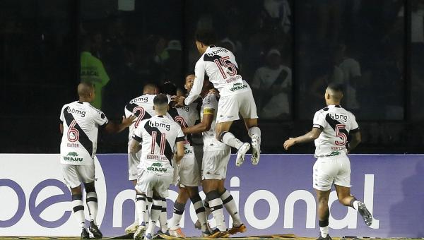 Vasco goleia CRB pela Série B do Brasileirão