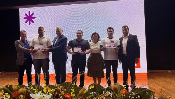 Vencedores estaduais do Prêmio Educador Transformador são premiados em Palmas