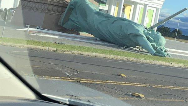 Vento derruba Estátua da Liberdade de loja da Havan