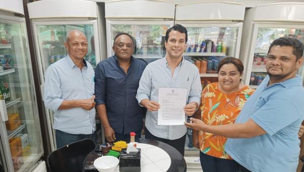 Vereador Júlio Matos entrega demandas de Araguanã ao Senador Irajá