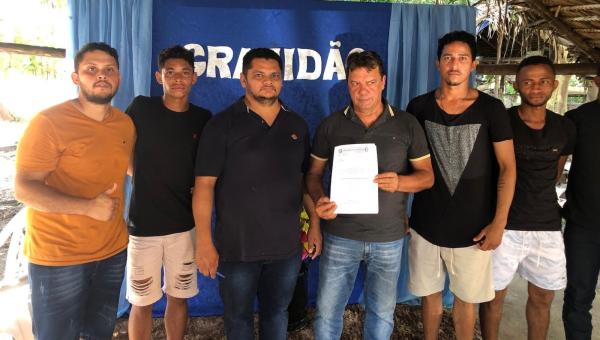 Vereador Júlio Matos solicita ao Deputado Fabion Gomes reforma de Quadra Poliesportiva em Araguanã