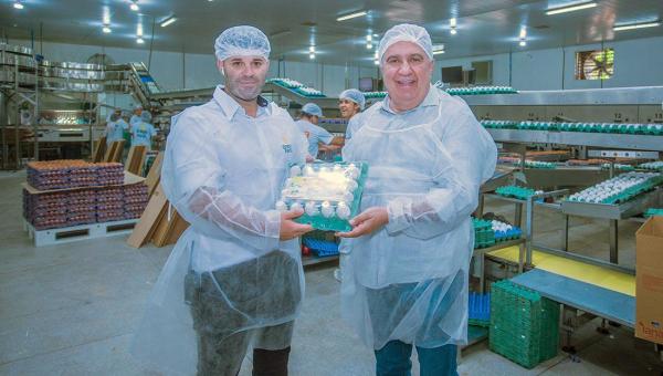 Vice-governador Laurez Moreira visita unidade da maior produtora de ovos no Brasil em Darcinópolis, no Bico do Papagaio