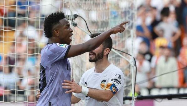 Vini Jr comenta sobre as ofensas racistas sofridas na Espanha: ‘Desumano’